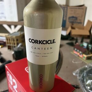 Corkcicle SIERRA CANTEEN
INSULATED WATER BOTTLE
